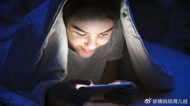 在新闻面前偷玩手机晚上偷玩手机怎么遮光